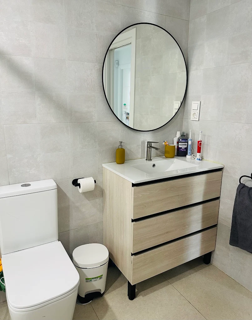 Segundo baño con mueble suspendido — reforma integral Torreblanca