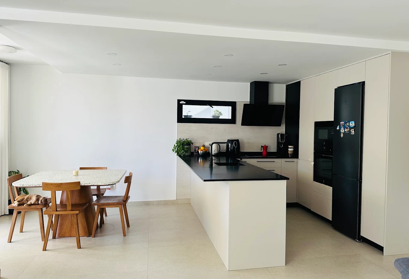 Reforma integral de vivienda en Torreblanca, Málaga — cocina con isla