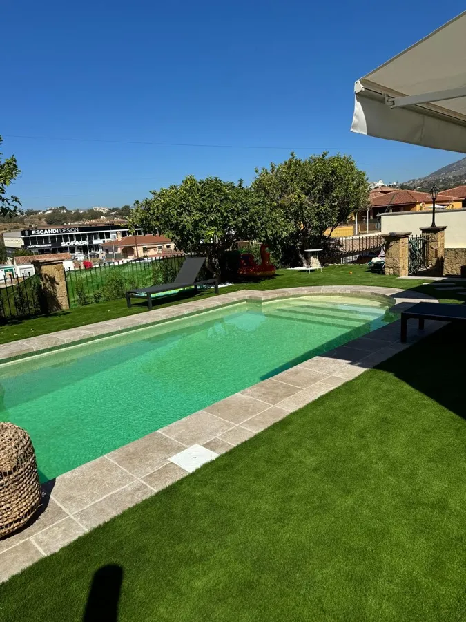 Piscina rectangular en Mijas con escaleras romanas y gresite turquesa