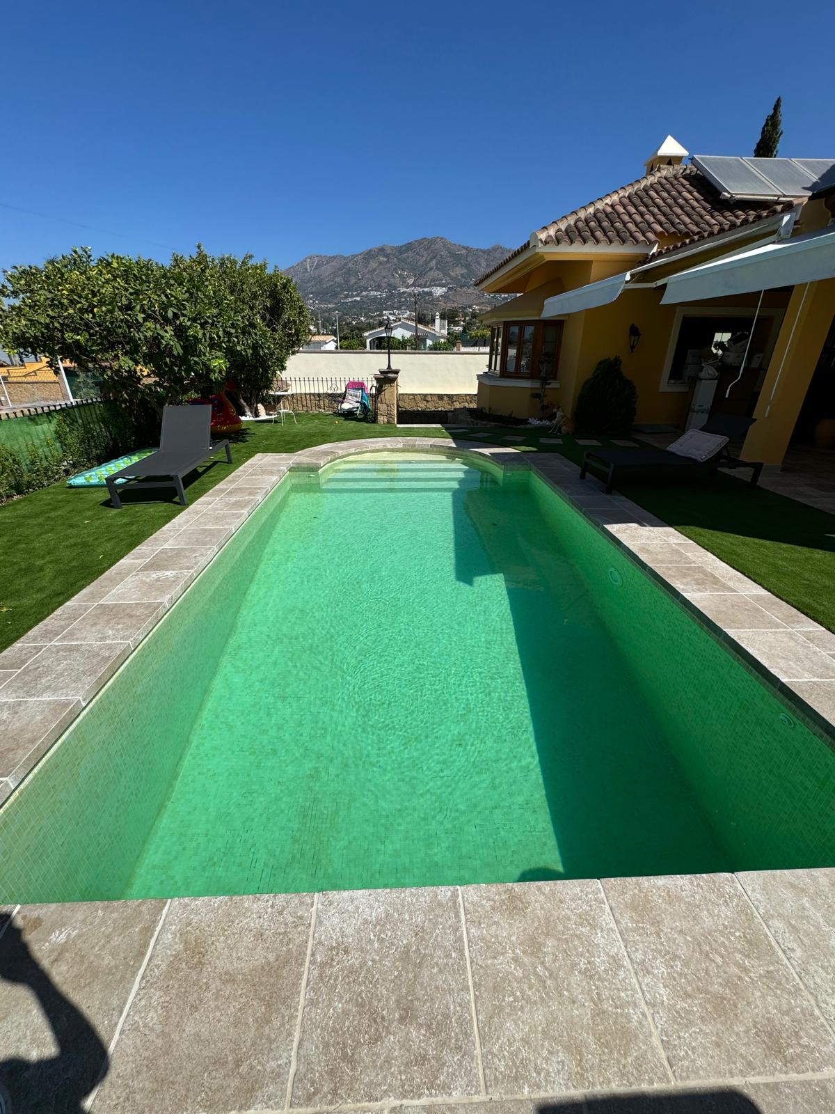 Piscina en Mijas con vistas a la montaña