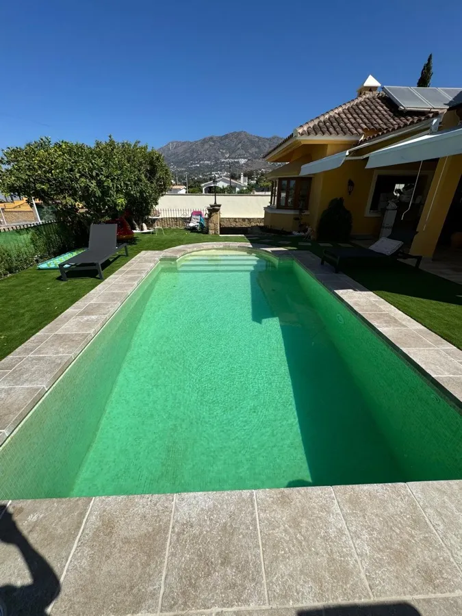 Piscina en Mijas con vistas a la montaña