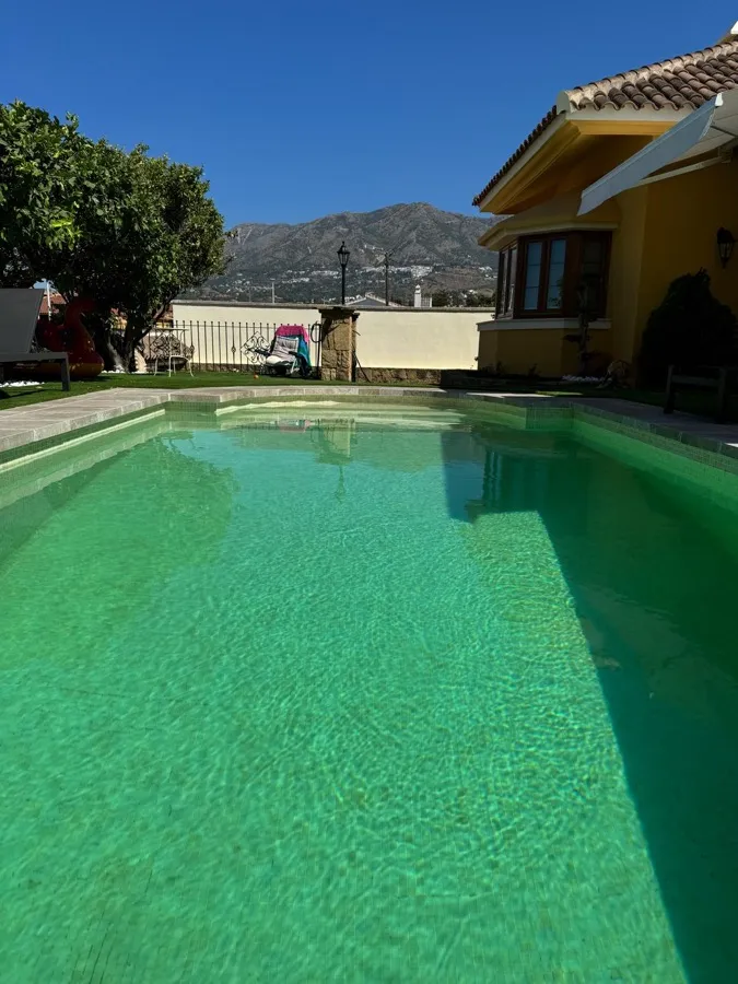 Vista frontal de la piscina con vistas a la sierra de Mijas