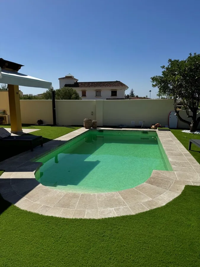 Piscina terminada con pérgola y césped artificial — Danper Construcciones Mijas